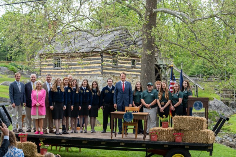 group photo of Governor Glenn Youngkin with Virginia 4H and Virginia FFA members