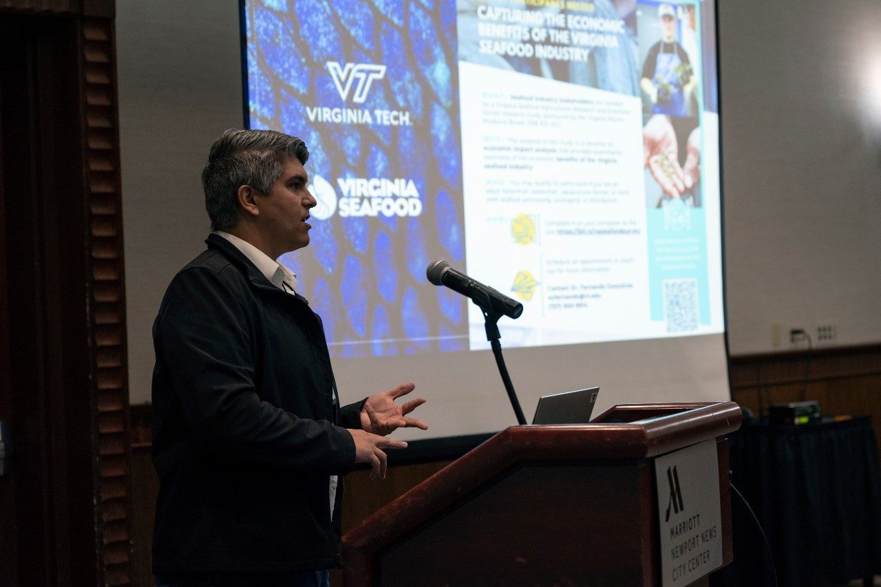 Researcher Fernando Gonçalves presenting at the 2022 Virginia Aquaculture Conference.